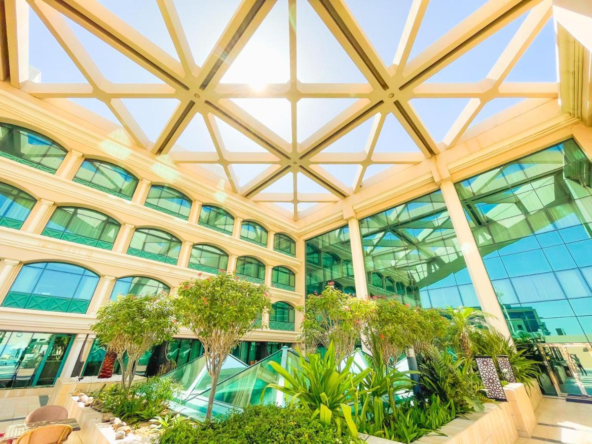 Готель Moevenpick Grand Al Bustan Дубай Екстер'єр фото The atrium of the hotel