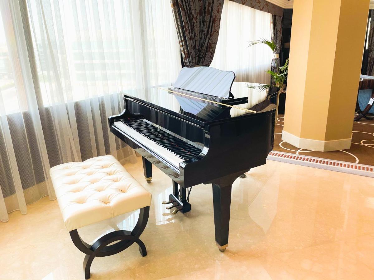 Готель Moevenpick Grand Al Bustan Дубай Екстер'єр фото A piano