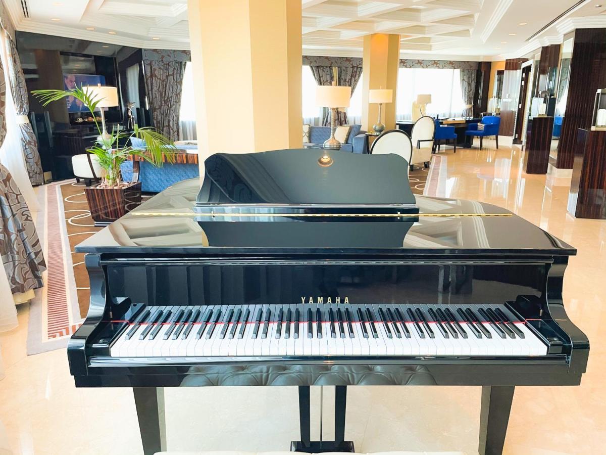 Готель Moevenpick Grand Al Bustan Дубай Екстер'єр фото A piano in the lobby of the hotel