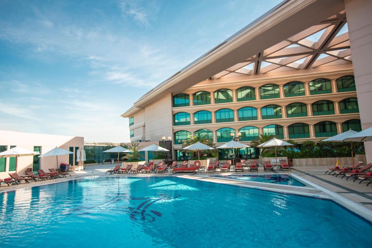 Готель Moevenpick Grand Al Bustan Дубай Екстер'єр фото The swimming pool at the hotel
