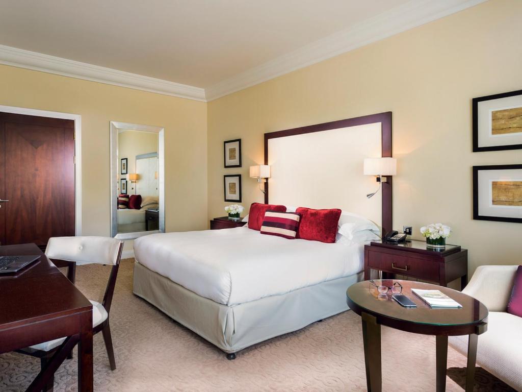 Готель Moevenpick Grand Al Bustan Дубай Екстер'єр фото A room at the InterContinental London