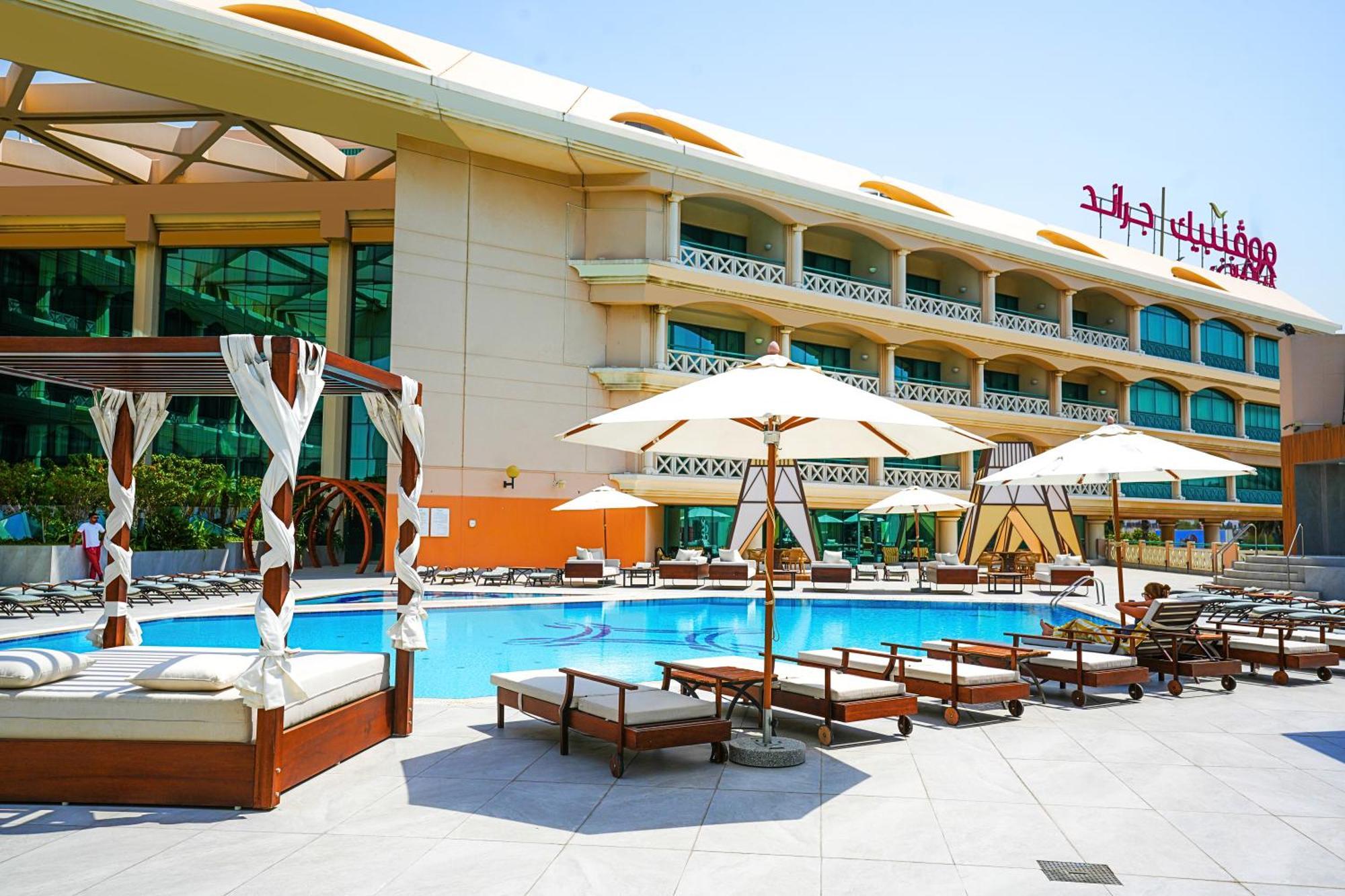 Готель Moevenpick Grand Al Bustan Дубай Екстер'єр фото The pool at the hotel