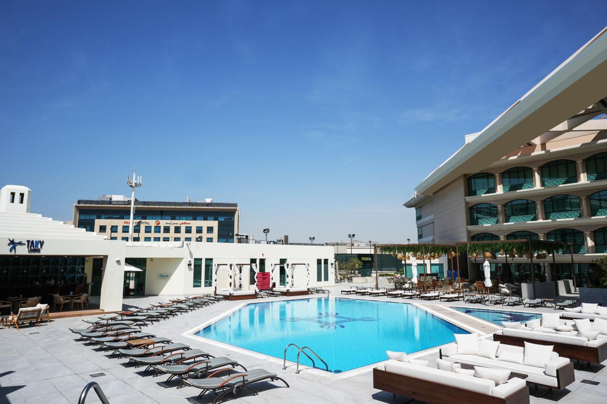 Готель Moevenpick Grand Al Bustan Дубай Екстер'єр фото The swimming pool at the hotel