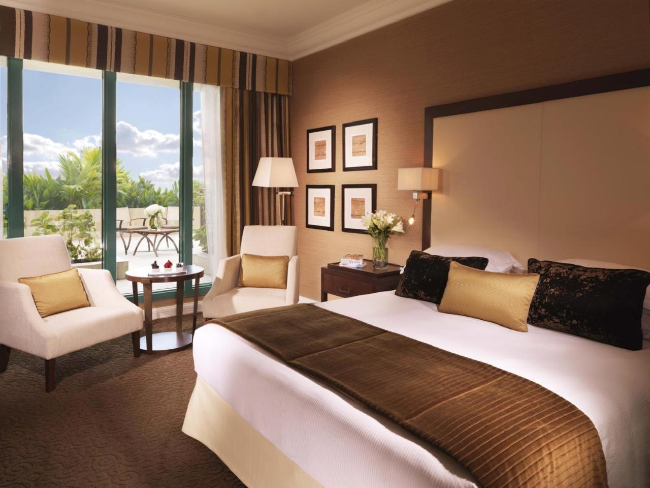 Готель Moevenpick Grand Al Bustan Дубай Екстер'єр фото A bedroom at the InterContinental